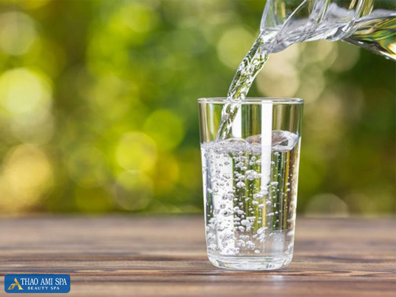Uống đủ 2 lít nước mỗi ngày