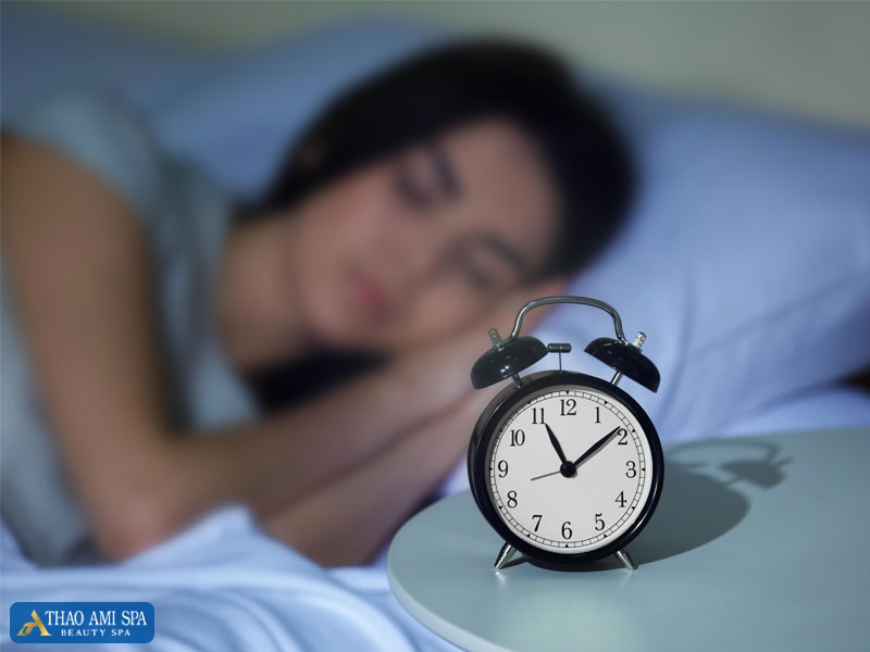 Ngủ sớm và đủ giấc giảm nguy cơ bị mụn