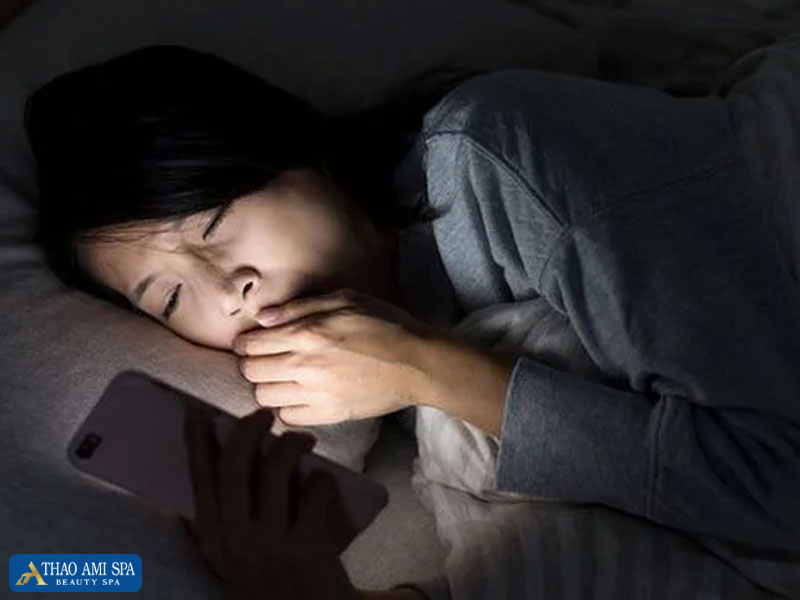 Thức khuya khiến bạn stress và là nguyên nhân gây mụn