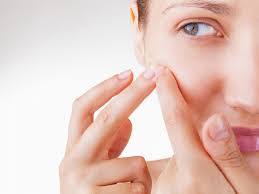 Giải pháp điều trị thâm mụn bằng tay