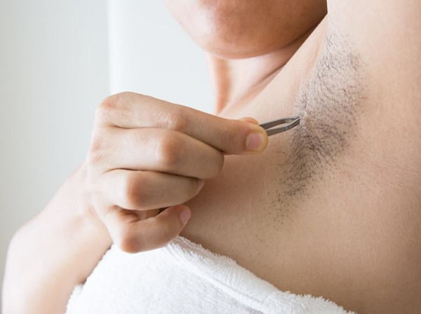 Nách thâm đen do cạo nhổ