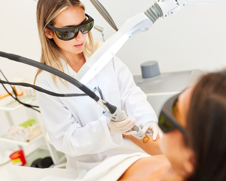 Trị thâm khuỷu tay bằng Laser